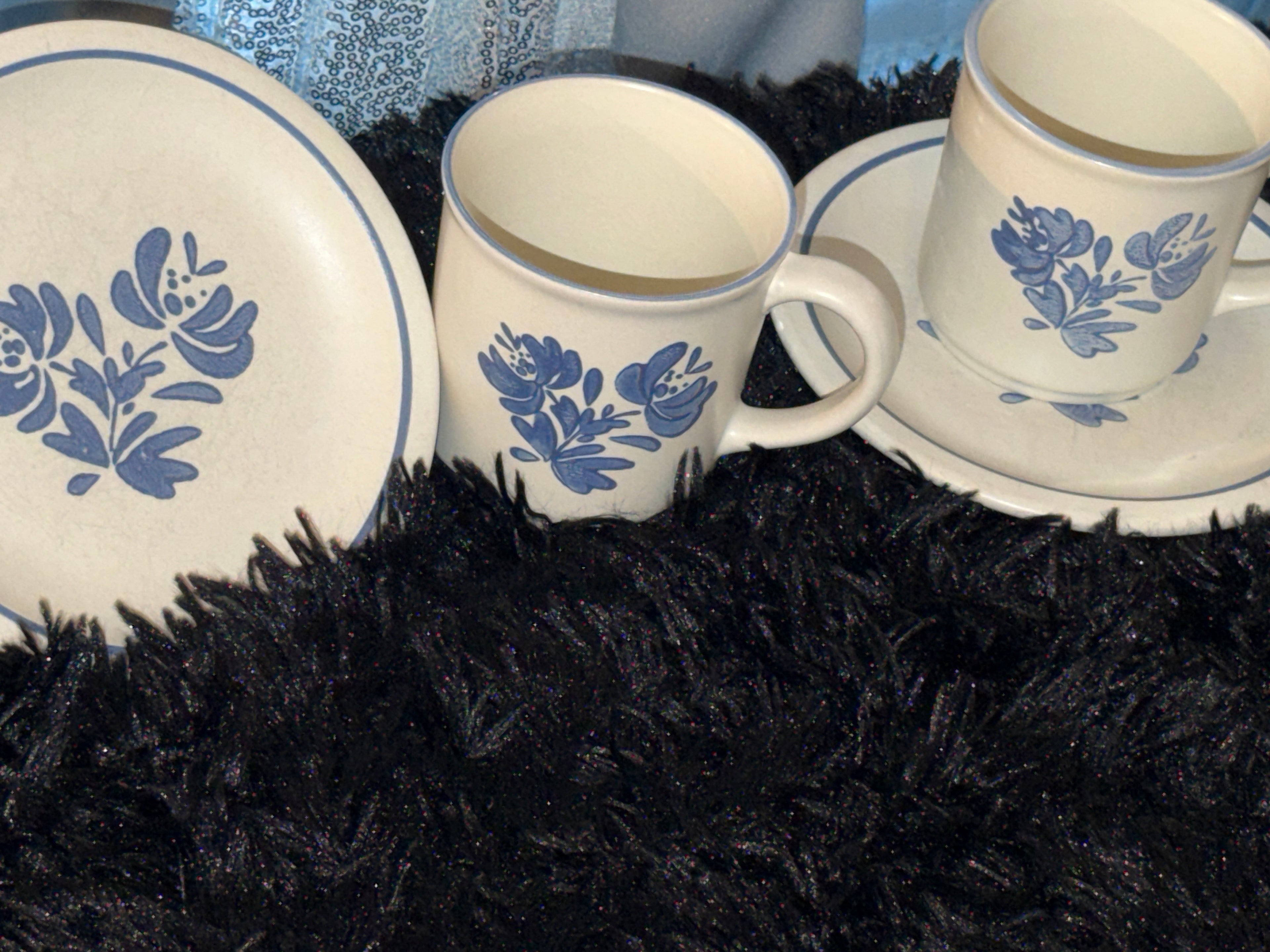 Vintage Pfaltzgraff Yorktowne 30-Piece Stoneware Dinnerware Set