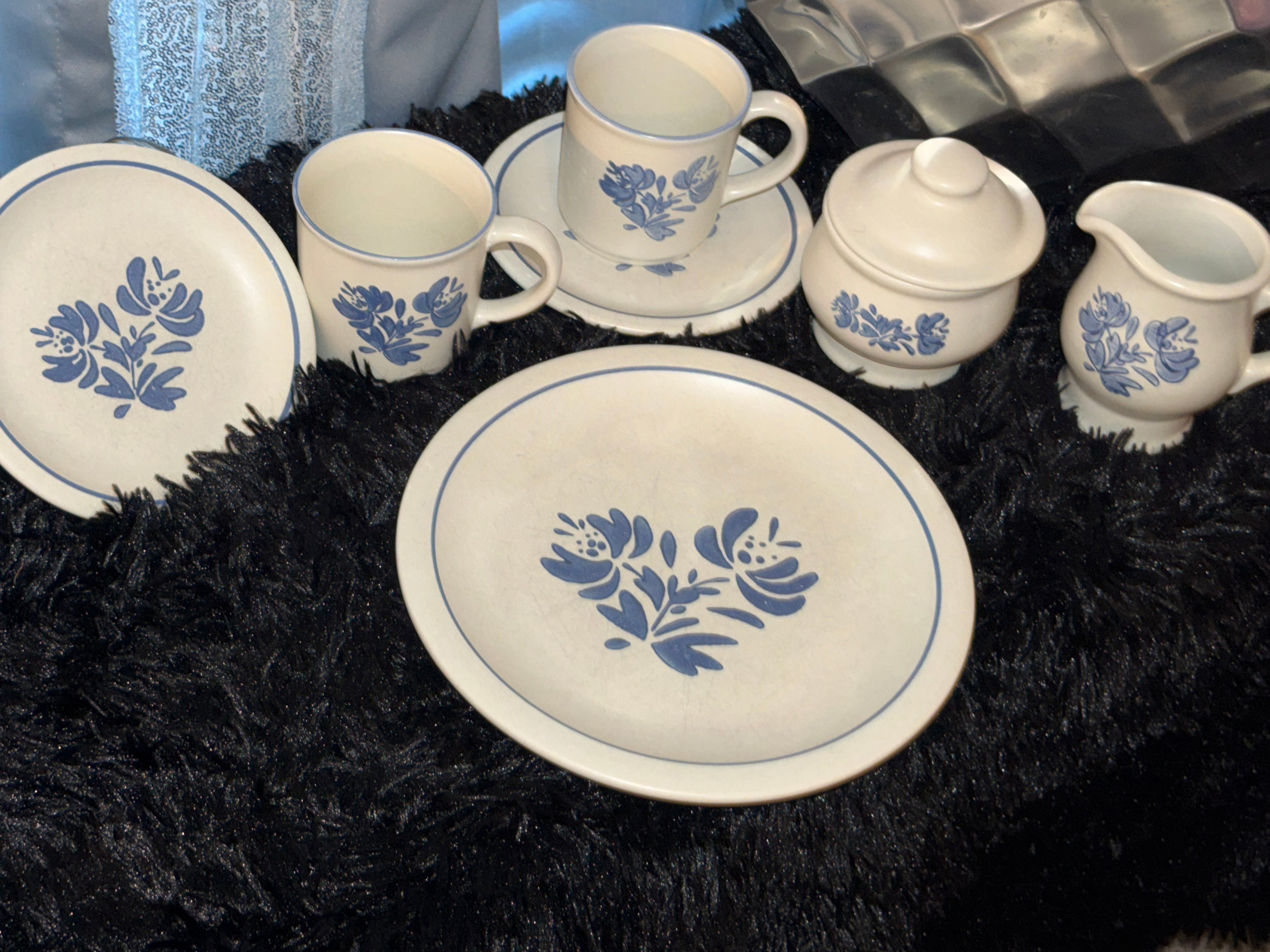 Vintage Pfaltzgraff Yorktowne 30-Piece Stoneware Dinnerware Set