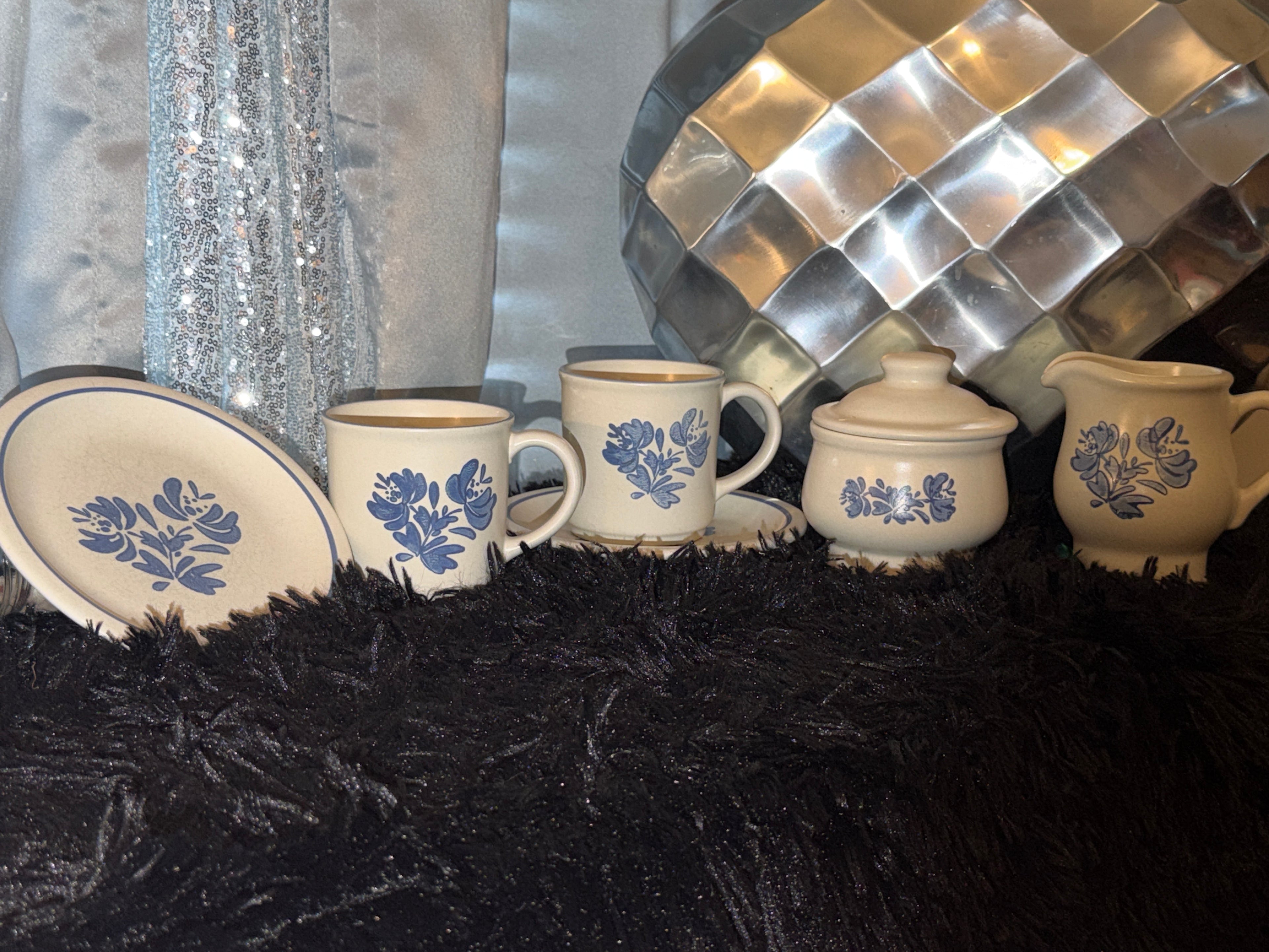 Vintage Pfaltzgraff Yorktowne 30-Piece Stoneware Dinnerware Set